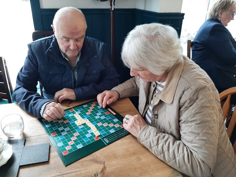 Image of two people playing Gaelic Scrabble
